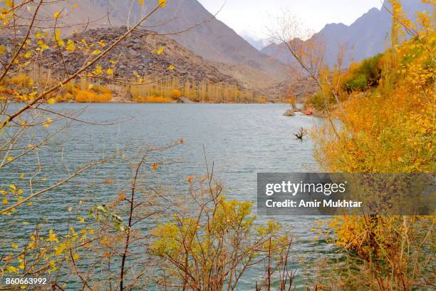 lake upper kachura - skardu fotografías e imágenes de stock