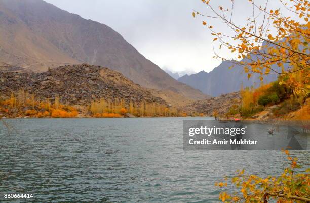 lake upper kachura - skardu stock pictures, royalty-free photos & images