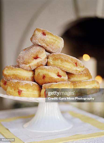 jelly donuts - beignet fourré photos et images de collection