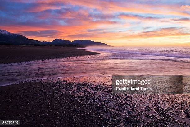 ocean and beach at sunset, kaikoura, south island, new zealand - kaikoura stock-fotos und bilder