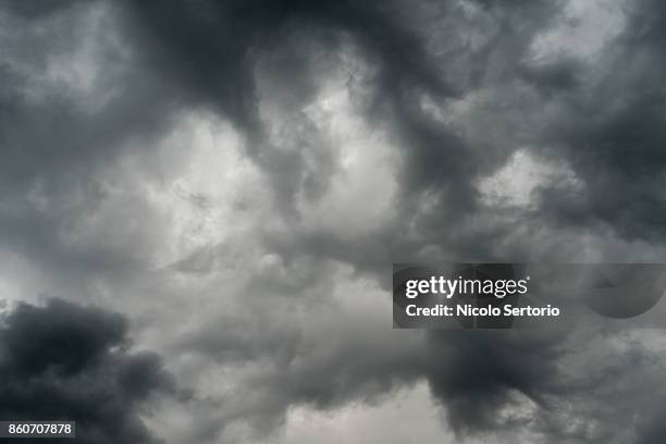 dramatic clouds just before storm explodes - calm chaos stock pictures, royalty-free photos & images