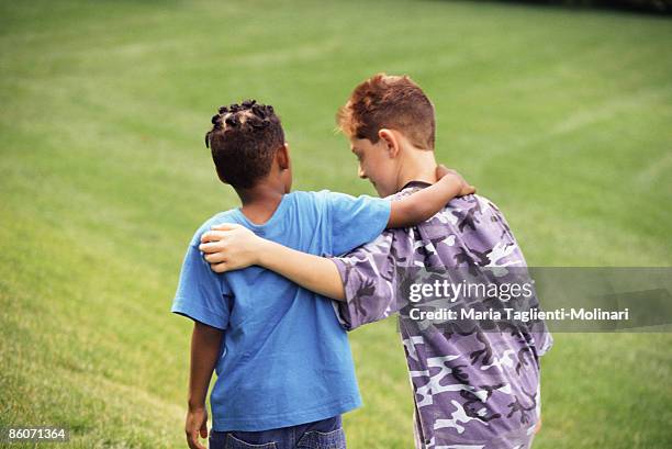 boys walking - alleen kinderen stockfoto's en -beelden