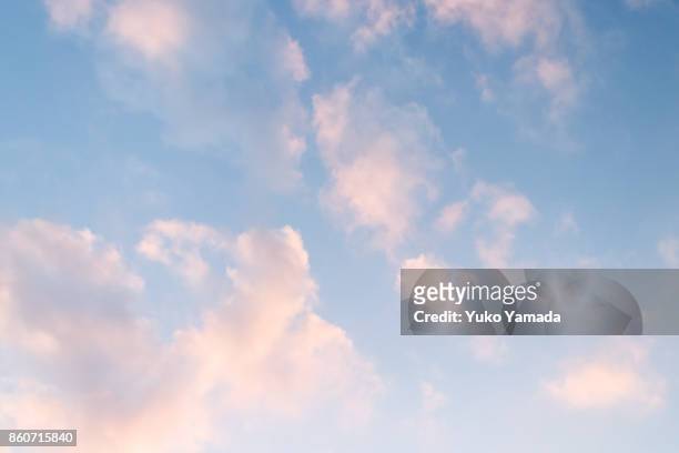 clouds typologies - cloudscape during sunset - nostalgia fotografías e imágenes de stock