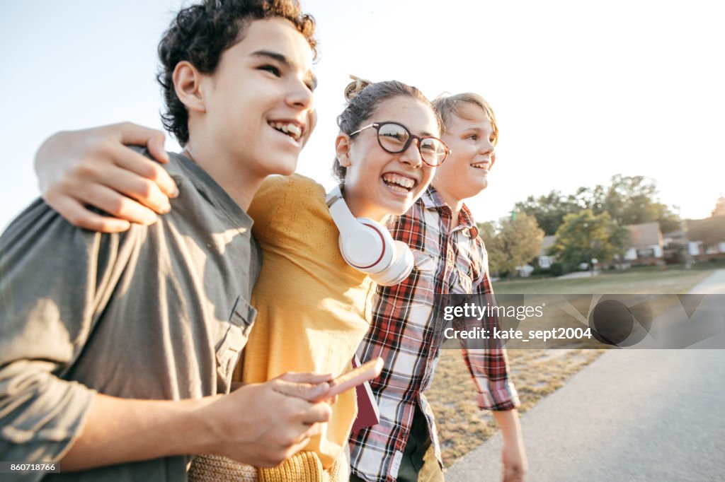 Amigos se divertindo depois da escola