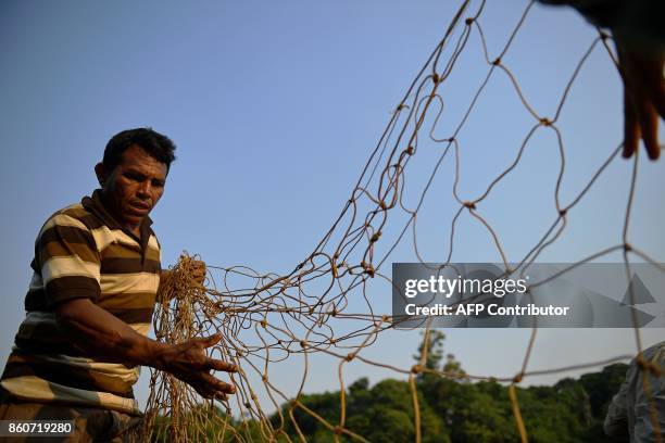 Fisherman Edmilson Ferreira places a net to fish arapaima, also known as pirarucu in the Western Amazon region near Volta do Bucho in the Ituxi...