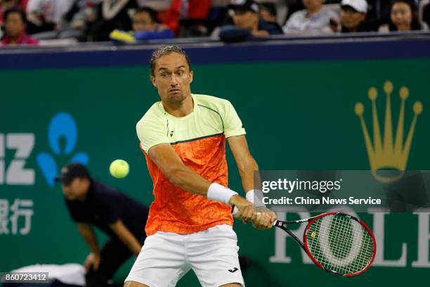 Alexandr Dolgopolov of Ukraine returns a shot against Roger Federer of Switzerland in the Men's singles third round match on day 5 of 2017 ATP...