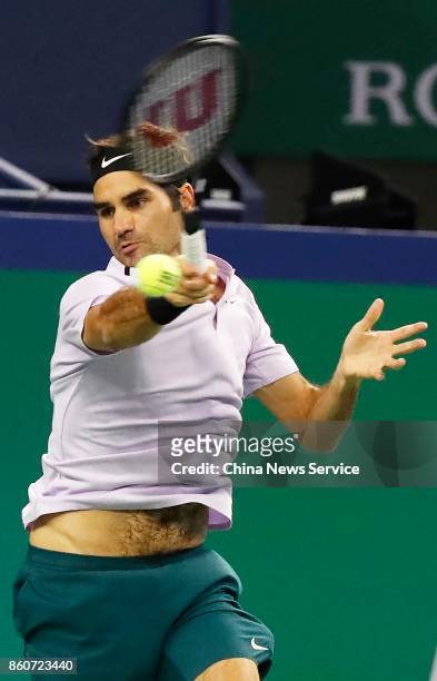 Roger Federer of Switzerland returns a shot against Alexandr Dolgopolov of Ukraine in the Men's singles third round match on day 5 of 2017 ATP...
