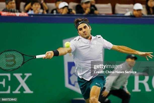 Roger Federer of Switzerland returns a shot against Alexandr Dolgopolov of Ukraine in the Men's singles third round match on day 5 of 2017 ATP...