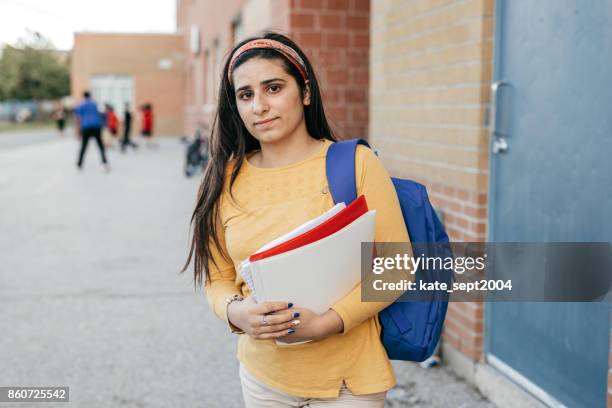 étudiant à l’école avec les dossiers - brampton photos et images de collection