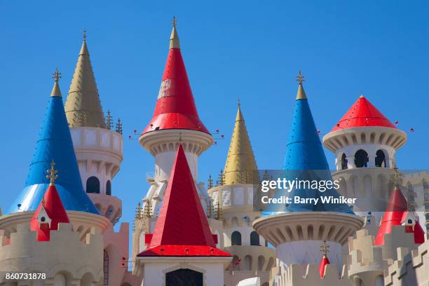 red and blue turrets at excalibur hotel and casino, las vegas, - excalibur hotel stock-fotos und bilder