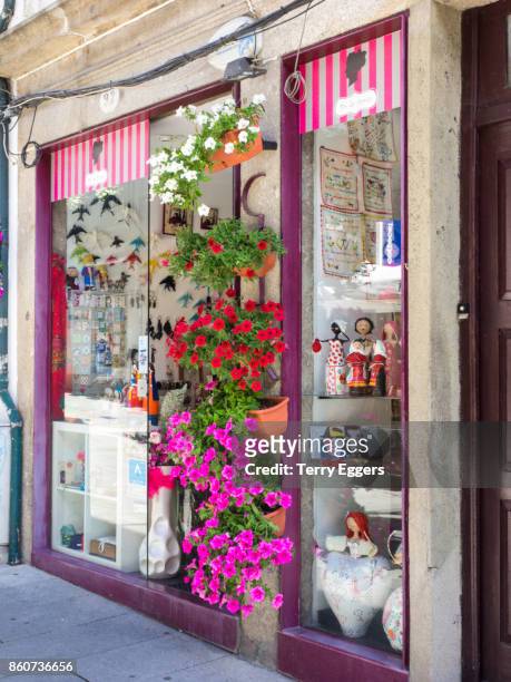 colorfull street store front along main street - porta revistas - fotografias e filmes do acervo