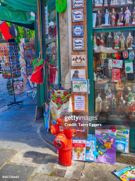 colorfull street store front along main street - porta revistas - fotografias e filmes do acervo