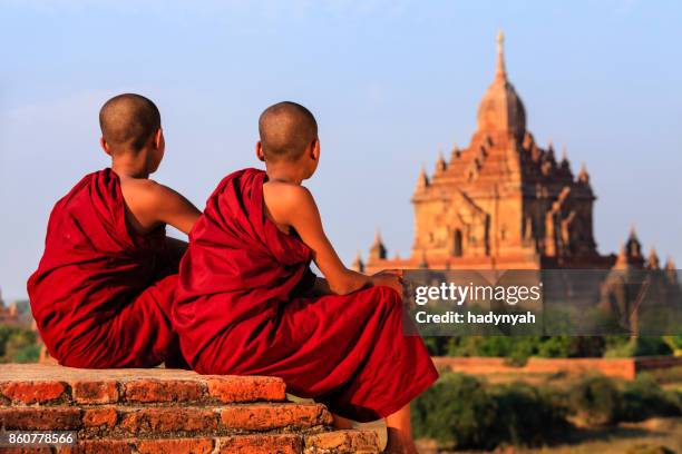 monjes budistas de jóvenes en el templo, myanmar - myanmar culture fotografías e imágenes de stock