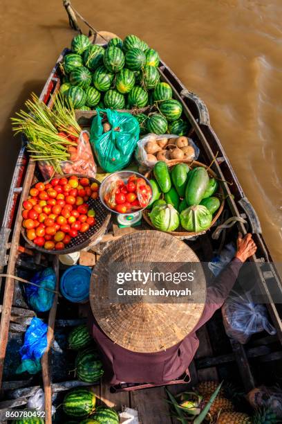 vietnamesiska kvinna som säljer frukt på flytande marknaden, mekong river delta, vietnam - can tho bildbanksfoton och bilder