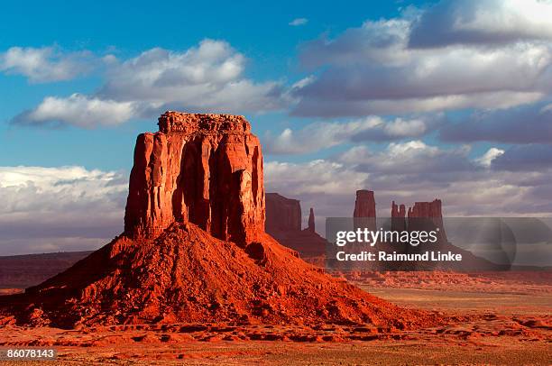 rock formations in desert , monument valley , arizona - arizona imagens e fotografias de stock