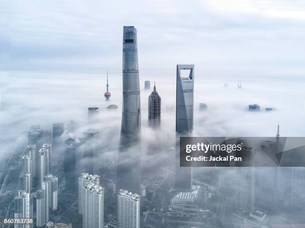 shanghai financial district in fog - shanghai world financial center stock-fotos und bilder