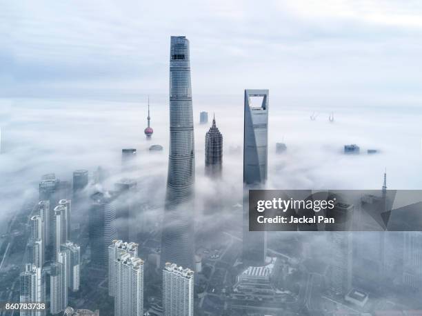 shanghai financial district in fog - shanghai tower shanghai photos et images de collection