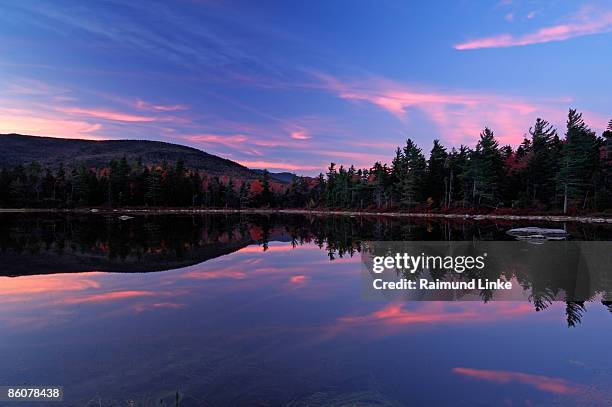 , lake at sunset , white mountain national forest , new hampshire , - white mountain nationalforst stock-fotos und bilder