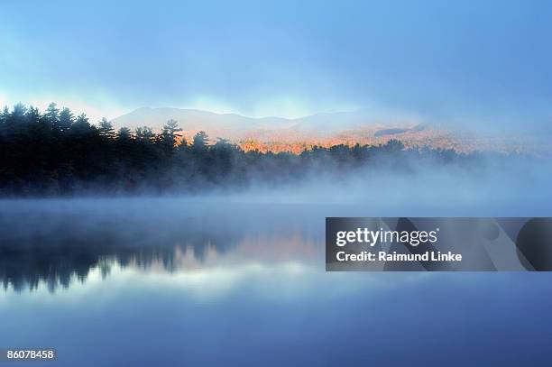 , fog over chocorua lake , white mountain national forest , new hampshire , - white mountain nationalforst stock-fotos und bilder