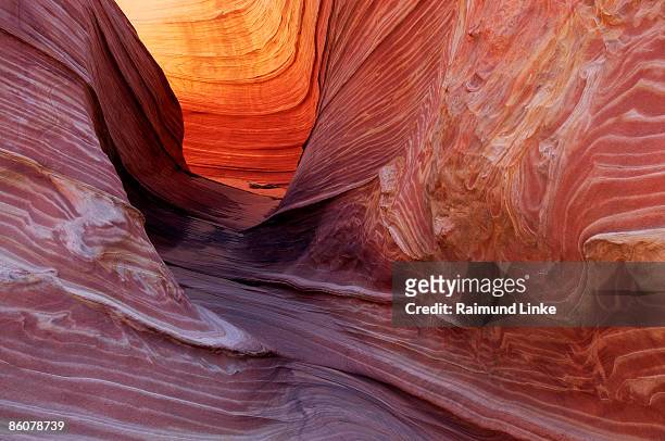 smooth red stone , vermilion cliffs wilderness - hollow stockfoto's en -beelden