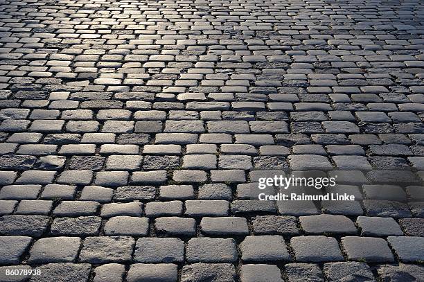 cobbled street - acciottolato foto e immagini stock