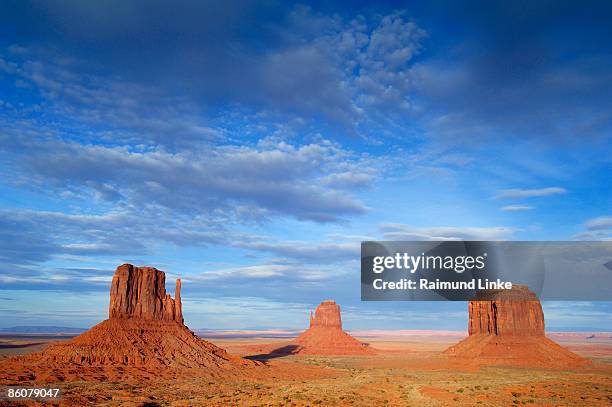 rock formations , monument valley , arizona - west mitten stock-fotos und bilder