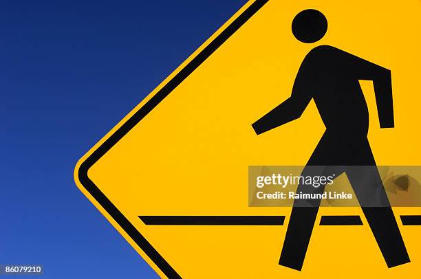 pedestrian crossing sign - verkehrsweg für fußgänger stock-fotos und bilder