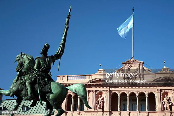 casa rosada, the presidential palace, plaze de mayo, buenos aires, argentina - argentine army photos et images de collection