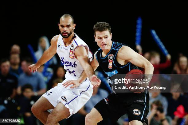 Kirk Penney of the Breakers competes against Perry Ellis of the Kings during the round two NBL match between the New Zealand Breakers and the Sydney...