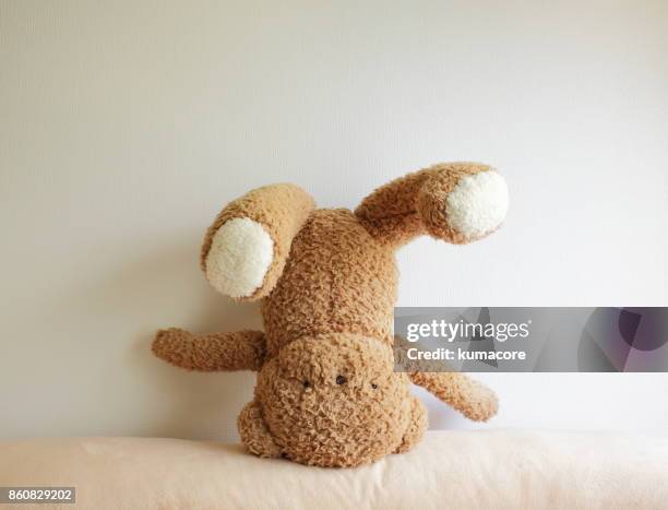 teddy bear's turned upside down - stuffed toy stock-fotos und bilder