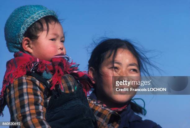 Une femme tient son enfant dans ses bras en janvier 1978 à Pékin, Chine.