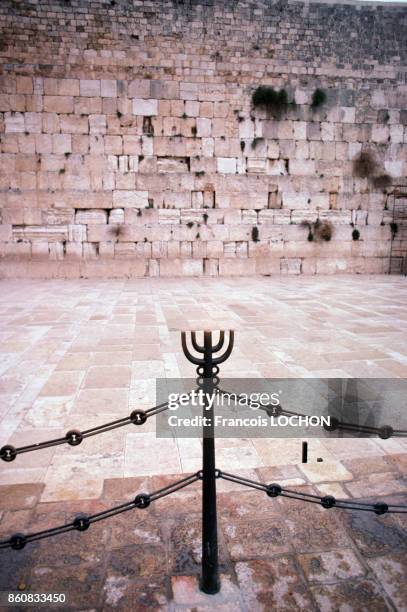 Barrière en métal à l'image du candélabre juif en janvier 1978 à Jérusalem, Israël.