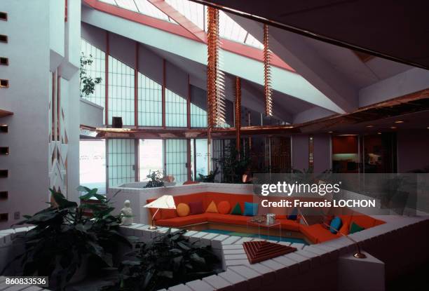 Canapé dans le salon moderne sous la verrière de la Maison du Futur érigée par la Fondation Frank Lloyd Wright en Arizona et l'architecte Charles...