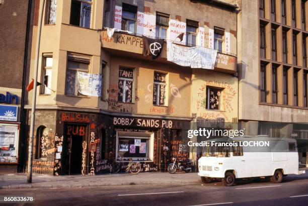 Façade du "Bobby Sands Pub", du nom du militant républicain de l'IRA, en 1981 à Belfast en Irlande du Nord, au Royaume-Uni.