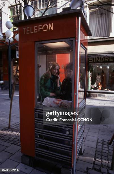 Cabine téléphonique en mars 1976 à Oslo en Norvège.