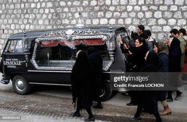 Cortège funèbre suivant le corbillard lors d'un enterrement, circa 1980 à Naples, Italie.