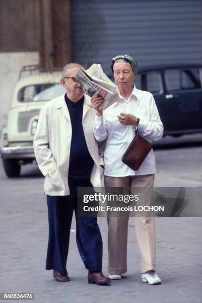 Jean-Paul Sartre et Simone de Beauvoir marchant dans une rue en septembre 1978 à Rome, Italie.