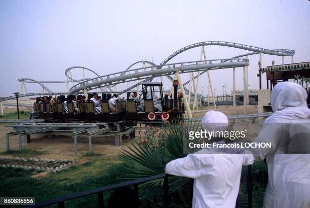 Montagnes russes dans le parc d'attractions de l'an 2000 à Koweït City en mai 1984, Koweït.