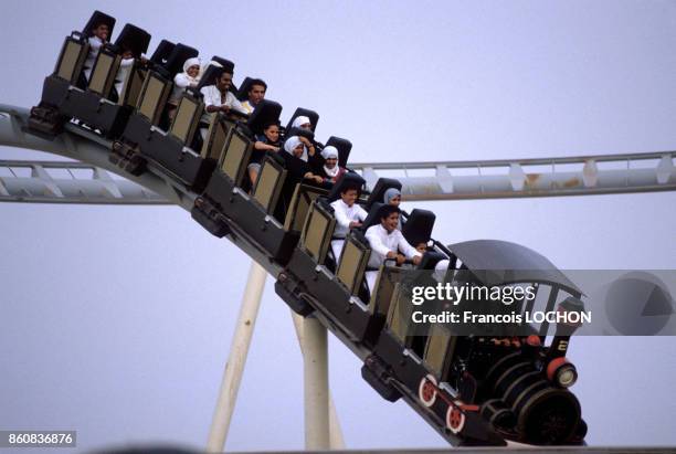 Montagnes russes dans le parc d'attractions de l'an 2000 à Koweït City en mai 1984, Koweït.