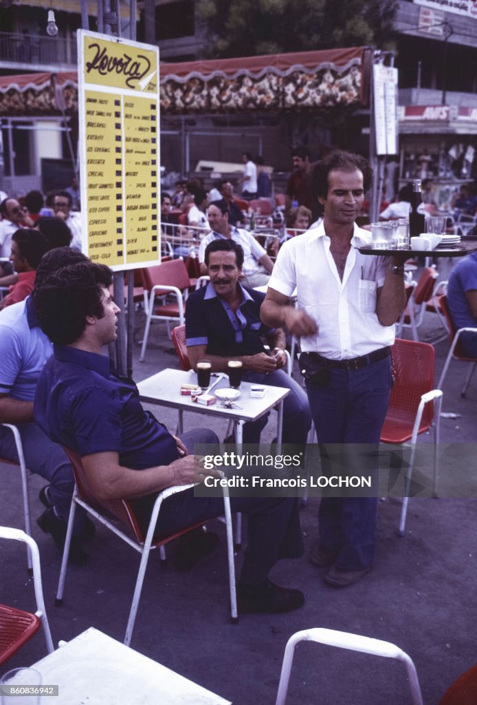 Serveur en terrasse en Crète