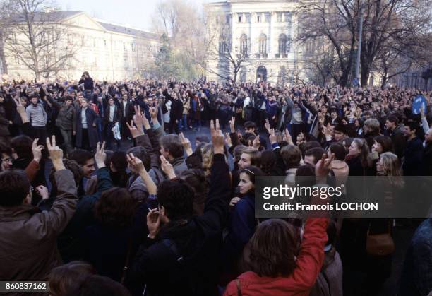 Doigts en signe de victoire lors de la manifestation de soutien au syndicat Sollidarnosc le 10 novembre 1982 à Varsovie, Pologne.