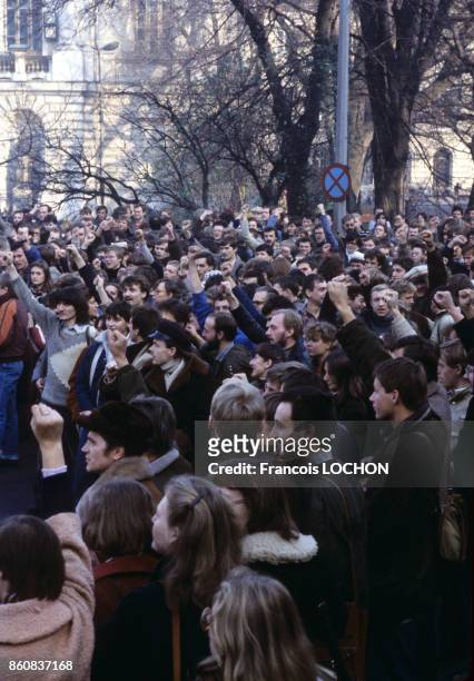 Doigts en signe de victoire lors de la manifestation de soutien au syndicat Sollidarnosc le 10 novembre 1982 à Varsovie, Pologne.