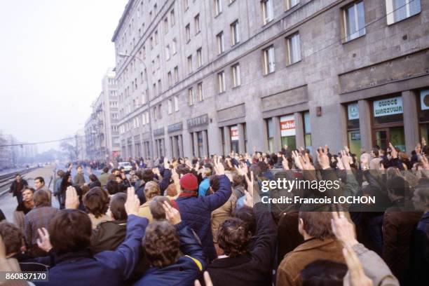 Doigts en signe de victoire lors de la manifestation de soutien au syndicat Sollidarnosc le 10 novembre 1982 à Varsovie, Pologne.