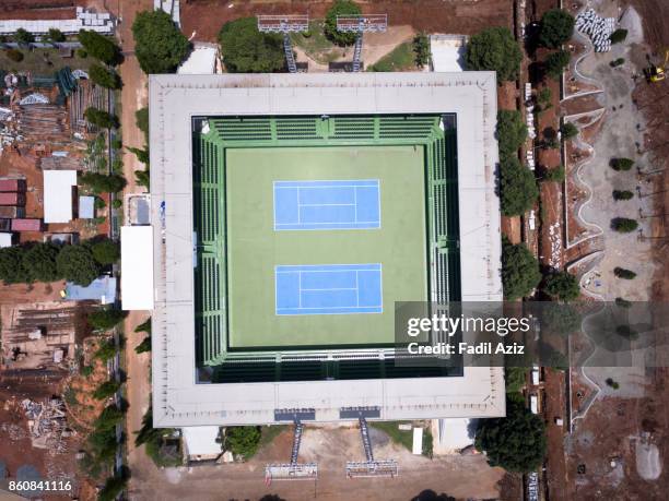 bird's eye view of a tennis court stadium - asian games stock pictures, royalty-free photos & images