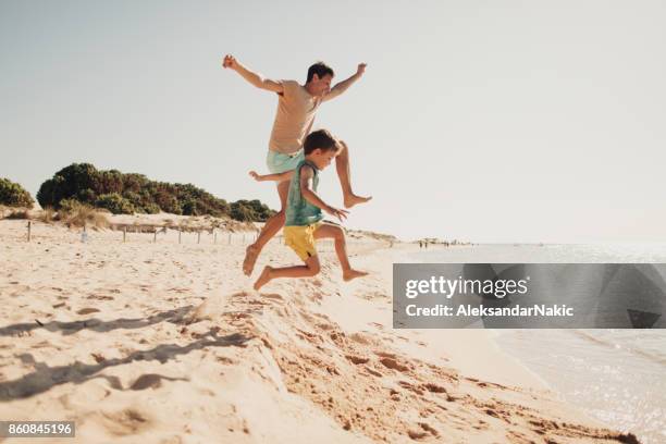 jour d’été sur la plage - père célibataire photos et images de collection