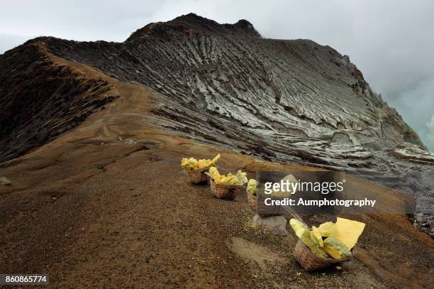 sulphur baskets at kawah ijen volcano, indonesia. - sulphur mountain fotografías e imágenes de stock