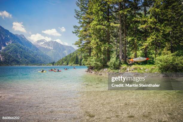 kajak fahren - team rudert auf see - lago del predil fotografías e imágenes de stock