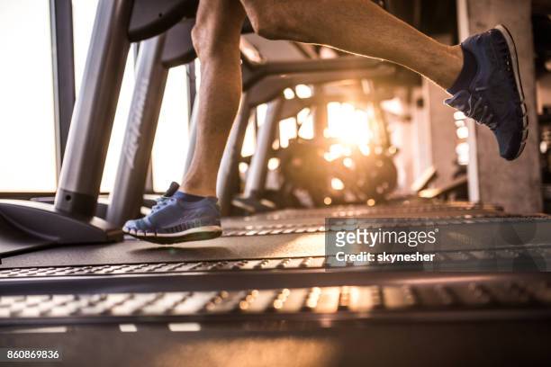 nicht erkennbare männlicher athlet auf laufband im fitnessstudio. - male feet pics stock-fotos und bilder