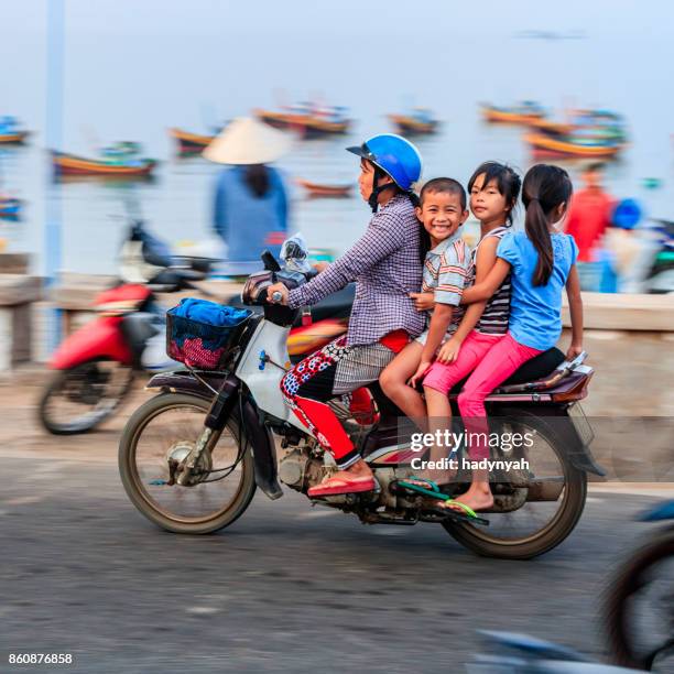 vietnamese moeder met kinderen rijden een motorfiets, zuid-vietnam - asian style conical hat stockfoto's en -beelden