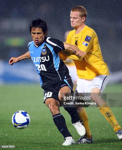 Hiroyuki Taniguchi of Kawasaki Frontale and Matt Simon of Central Coast Mariners compete for the ball during AFC Champions League Group H match...